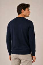 Genser i merinoull med rund hals og brodert flagglogo