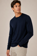 Genser i merinoull med rund hals og brodert flagglogo