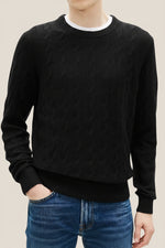 Genser med rund hals i flettet ull med brodert flagglogo