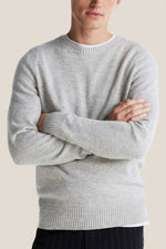 Genser i ull med brodert flagglogo og rund hals