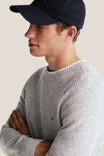 Genser i ull med brodert flagglogo og rund hals