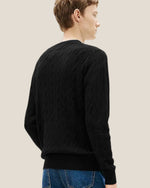 Genser med rund hals i flettet ull med brodert flagglogo