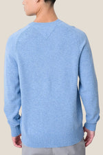 Rundhalset genser i ull med brodert flagglogo