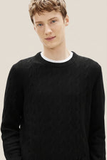 Genser med rund hals i flettet ull med brodert flagglogo