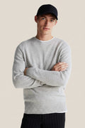 Genser i ull med brodert flagglogo og rund hals