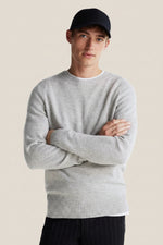 Genser i ull med brodert flagglogo og rund hals